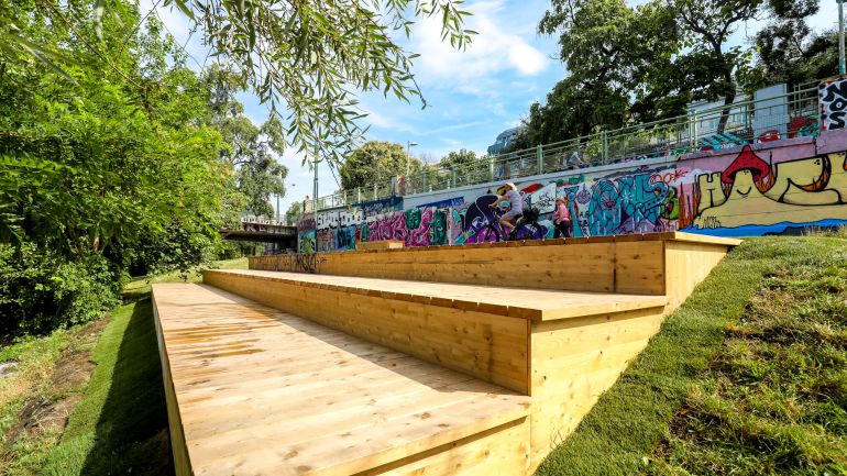 copyright: Stadt Wien/Christian Fürthner Sitzfläche mit Stufen aus Holz am Ufer des Donaukanals