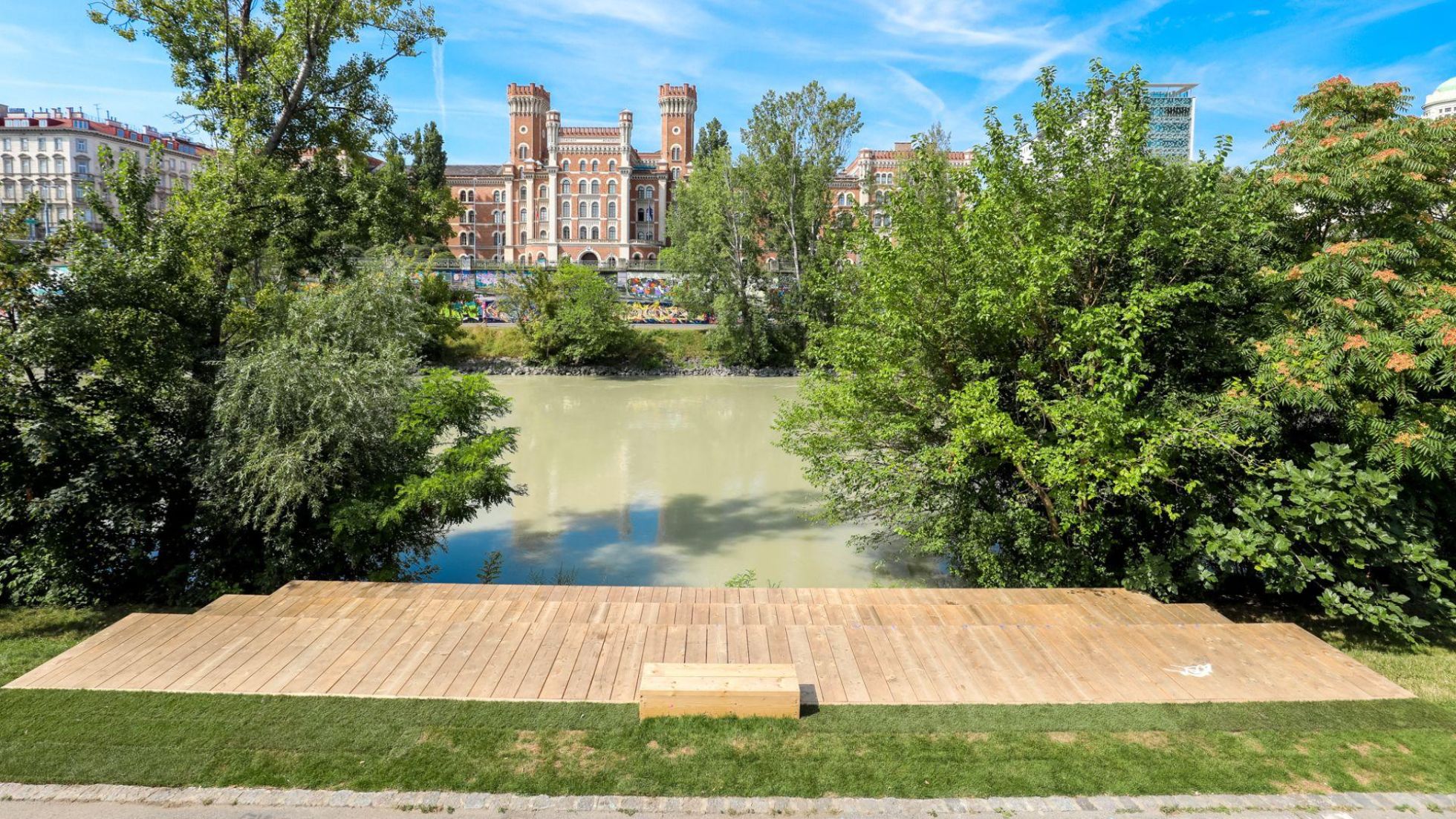Sitzfläche aus Holz am Ufer des Donaukanals