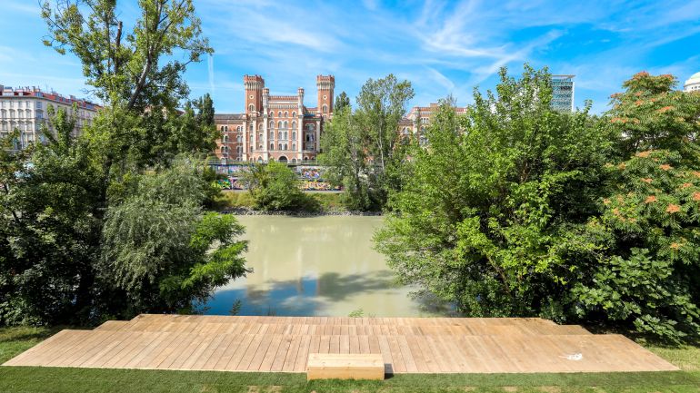 copyright: Stadt Wien/Christian Fürthner Sitzfläche aus Holz am Ufer des Donaukanals