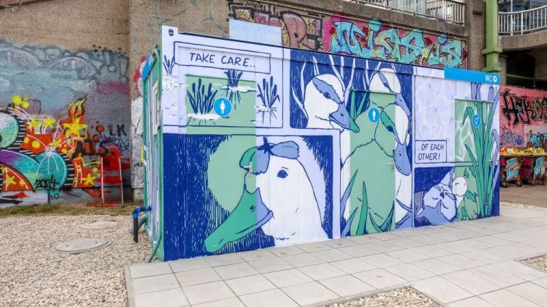 copyright: Stadt Wien / Christian Fürthner Container mit WC-Anlage verziert mit Motiven von Künstlerin Käthe Löffelmann