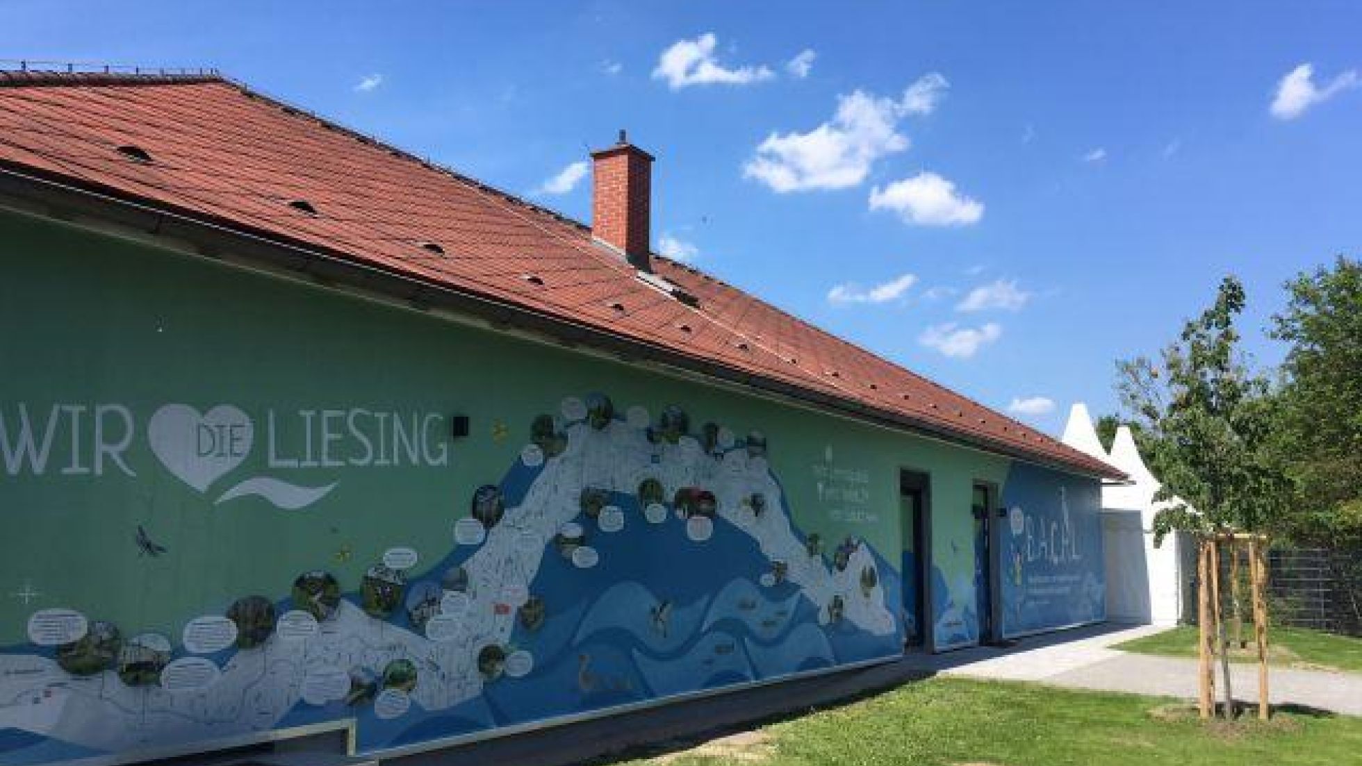 copyright: Wiener Gewässer (MA 45) Haus mit bemalter Fassade mit Aufschrift "Wir die Liesing - Bachl"