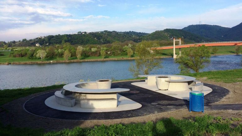 Grillplatz aus Beton an der Donau