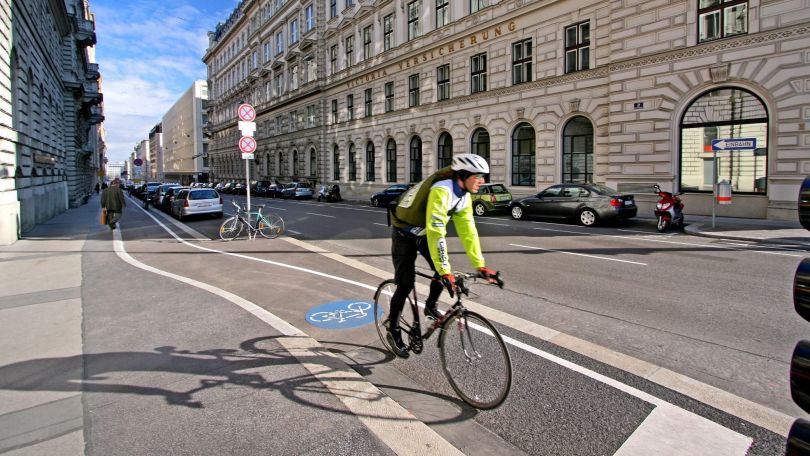 Radfahrer fährt auf einem Radweg