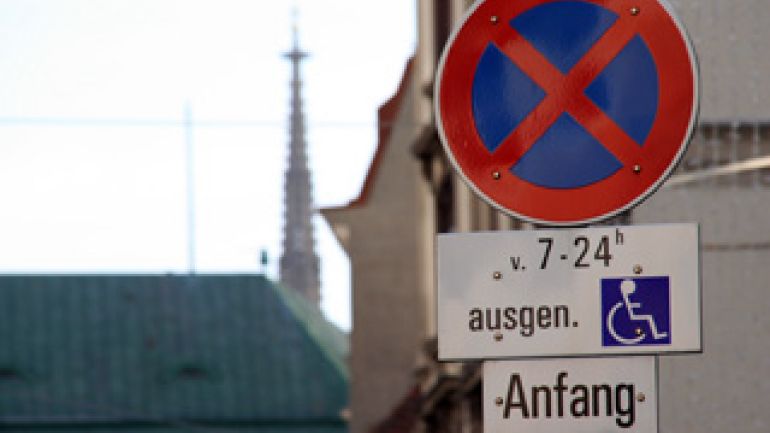Verkehrszeichen Behindertenparkplatz - Detailansicht