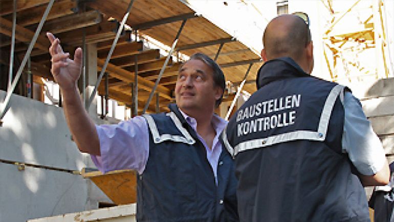 Zwei Männer der Baustellenkontrolle im Einsatz