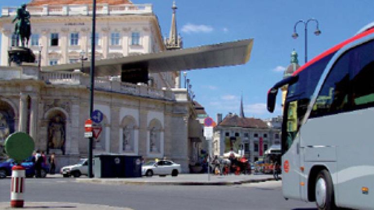 Reisebus vor der Wiener Albertina