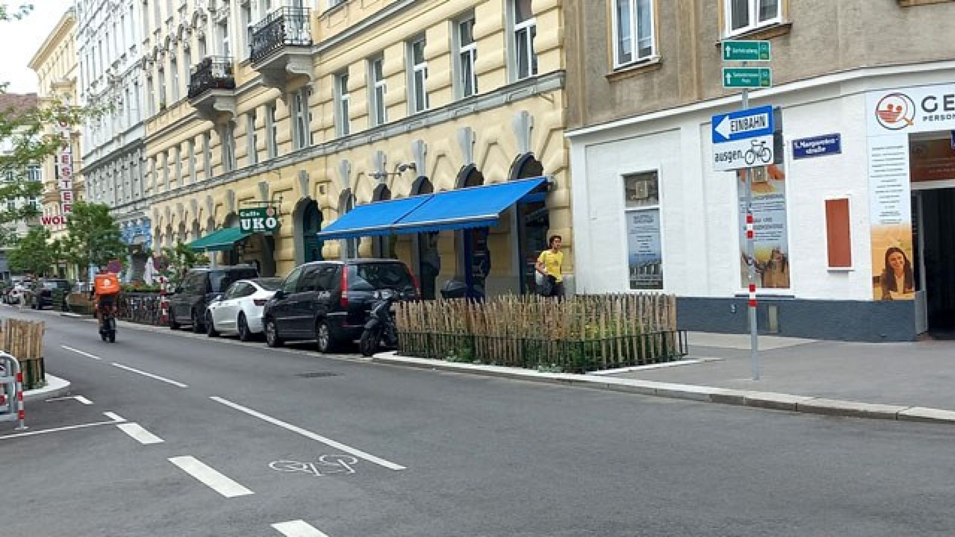 copyright: MA 46 Eine Straße ist mit einem Schild als Einbahn ausgenommen Radfahrer gekennzeichnet. Auf der Fahrbahn ist ein Mehrzweckstreifen zum Radfahren gegen die Einbahn eingezeichnet.
