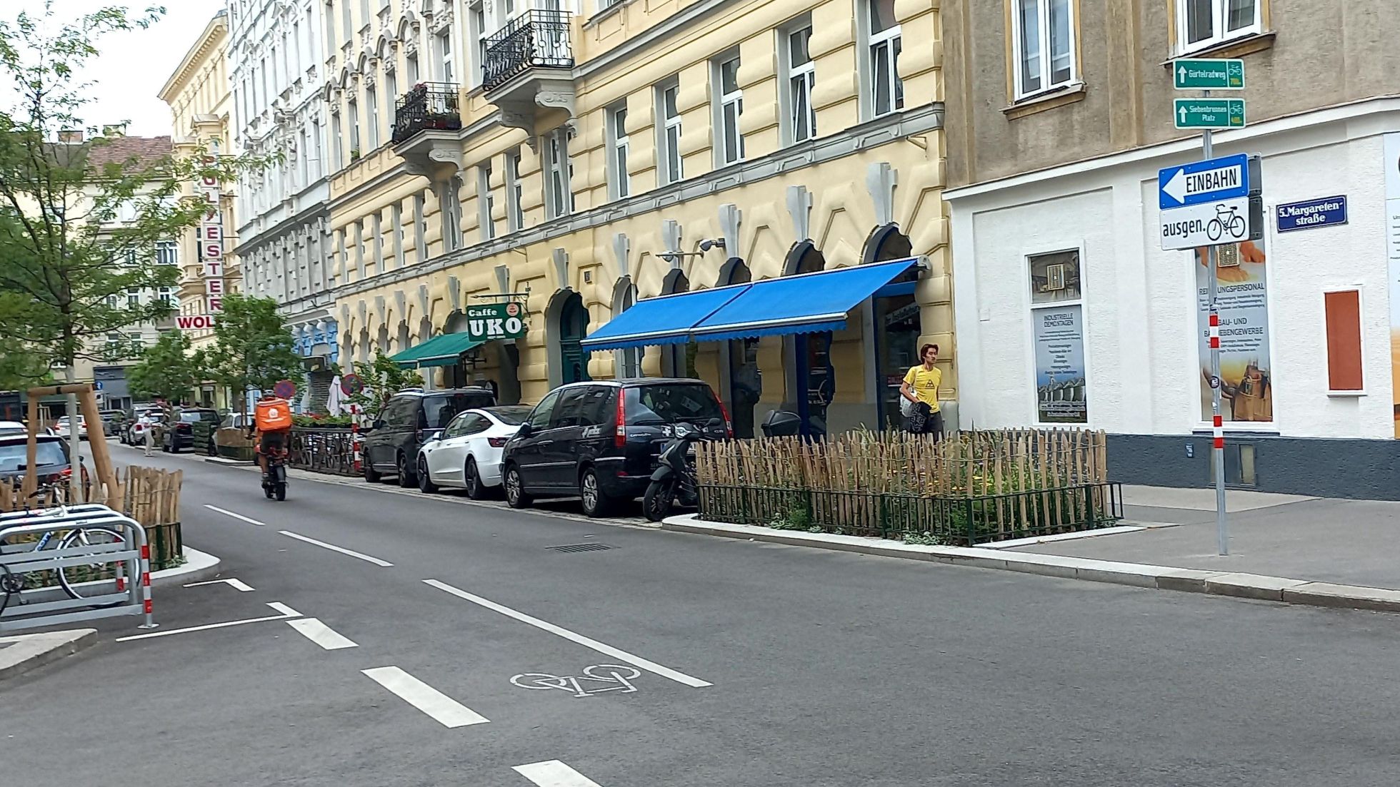 copyright: MA 46 Eine Straße ist mit einem Schild als Einbahn ausgenommen Radfahrer gekennzeichnet. Auf der Fahrbahn ist ein Mehrzweckstreifen zum Radfahren gegen die Einbahn eingezeichnet.
