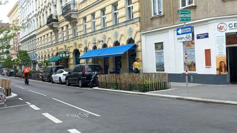 copyright: MA 46 Eine Straße ist mit einem Schild als Einbahn ausgenommen Radfahrer gekennzeichnet. Auf der Fahrbahn ist ein Mehrzweckstreifen zum Radfahren gegen die Einbahn eingezeichnet.