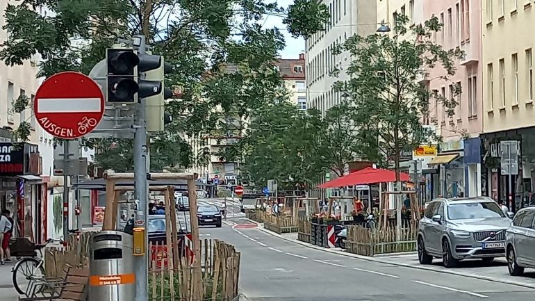copyright: MA 46 Links von der Fahrbahn steht ein Verkehrsschild "Einfahrt verboten ausgenommen Radfahrer". Ein Auto fährt in der Einbahnstraße.