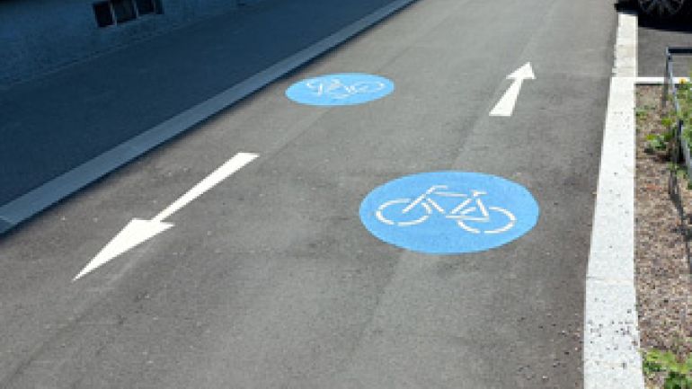 copyright: frischesgras Blick auf einen Zwei-Richtungs-Radweg