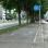 copyright: MA 46 Der Radweg befindet sich zwischen einer Nebenfahrbahn und einem Grünstreifen mit Bäumen, dahinter ist eine mehrspurige Straße. Der Radweg ist mit einem Verkehrszeichen und Piktogrammen am Boden gekennzeichnet.