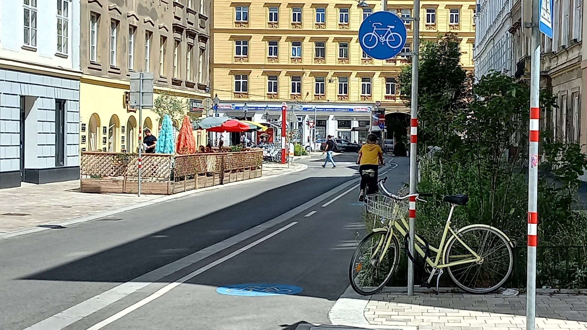 copyright: MA 46 Ein Radweg verläuft zwischen Gehsteig und Fahrbahn. Der Radweg ist mit einem Verkehrszeichen und einer Piktogramm am Boden gekennzeichnet.