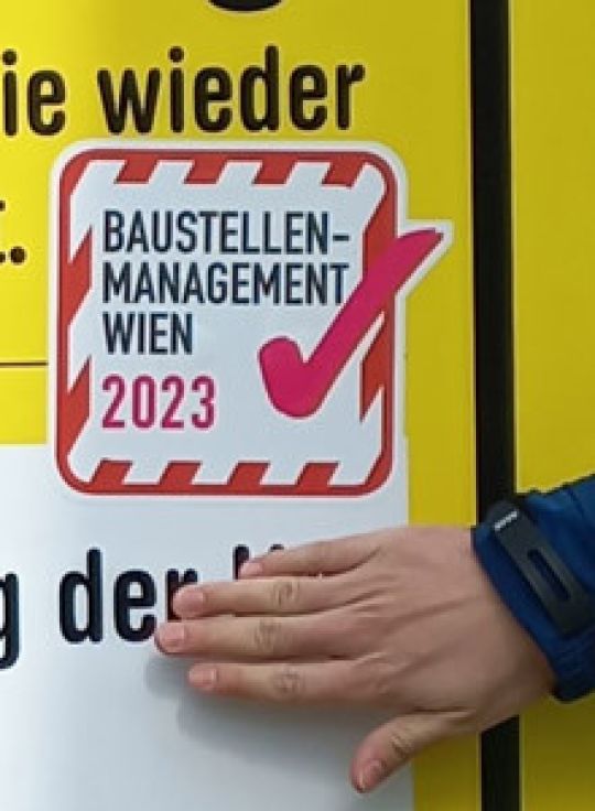 Gütesiegel Baustellenkontrolle und eine Hand
