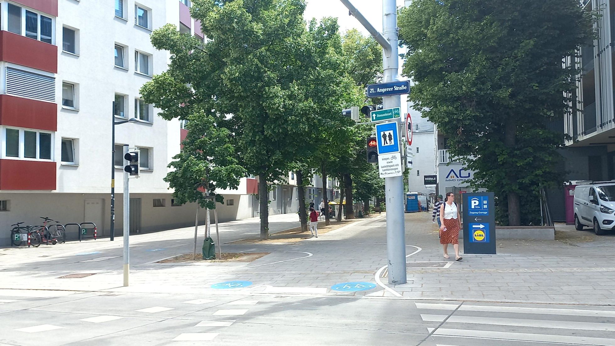 copyright: MA 46 Nach einem Zebrastreifen und einer Radüberfahrt beginnt eine Fußgängerzone, die mit einem Schild gekennzeichnet ist. Am Boden sind Markierungen für einen Radweg durch die Fußgängerzone.