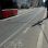 Der Radfahrstreifen ist von der restlichen Fahrbahn durch eine Trennlinie getrennt. In der Mitte der Straße fährt eine Straßenbahn.