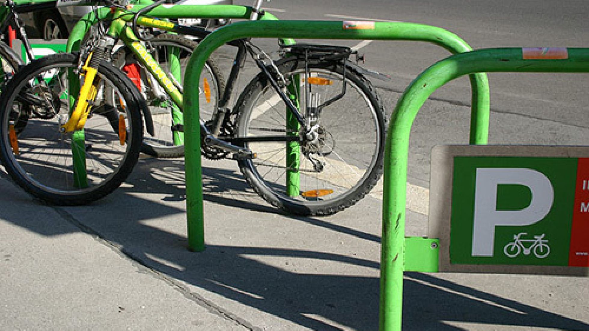 Abgesperrtes Rad an einem Radbügel