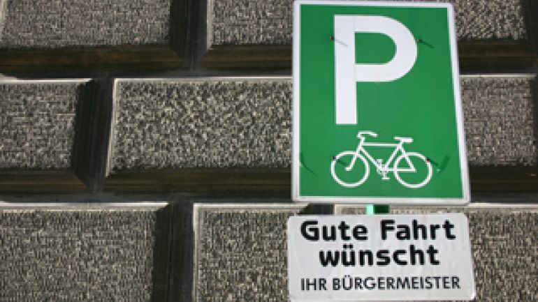Radschild mit der Aufschrift "Gute Fahrt wünscht Ihr Bürgermeister"