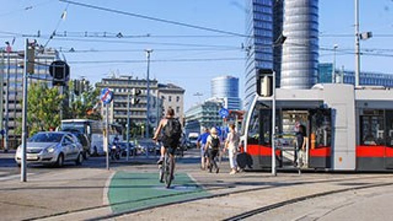 copyright: Gerd W. Götzenbrucker/frischesgras Verkehrsteilnehmerinnen und Verkehrsteilnehmer auf einer Wiener Straßenkreuzung