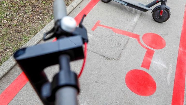 Für Scooter markierte Abstellfläche auf Asphalt