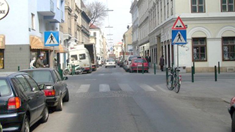 Kreuzung mit angehobener Fahrbahn