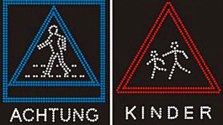 copyright: MA 46 Verkehrszeichen mit LED-Lichtern: Achtung Fußgängerübergang und Achtung Kinder