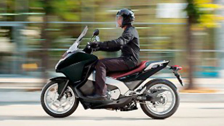 Motorradfahrer im Stadtgebiet