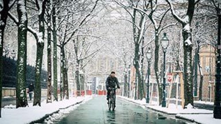 Radfahrer auf geräumtem Radweg