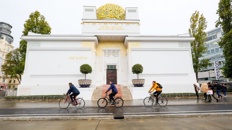 RadfahrerInnen am neuen Radweg vor der Secession am Karlsplatz am 4. November 2019.
