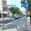 Ein Radweg führt über einen Gehsteig. Der Radweg ist einer Trennlinie vom Fußgänger-Bereich getrennt. Links vom Radweg sind Parkplätze, rechts vom Gehsteig Gebäude.