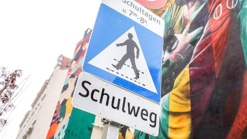 Verkehrsschild "Schutzweg" mit Zusatz "Schulweg".