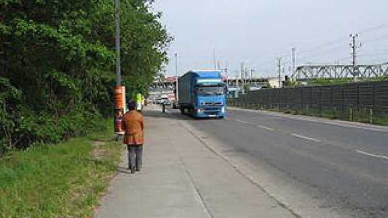 copyright: AUVA Kreuzungsbereich Handelskai - Ostbahn bis Aspernallee: Frau auf Gehsteig, Lkw