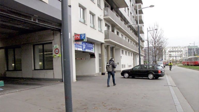 copyright: MA 46/Gabriele Steinbach Garagenein- und Ausfahrt