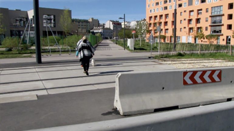 copyright: MA 46/Gabriele Steinbach Gleisquerung bei der Haltestelle Helmut-Zilk-Park