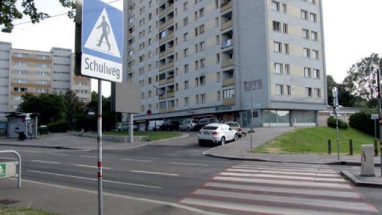 copyright: MA 46/Gabriele Steinbach Kreuzungsbereich Laaer-Berg-Straße - Klausenburger Straße: Rot unterlegter Zebrastreifen und Verkehrsinsel in der fahrbahnmitte
