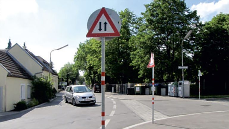 Kreuzungsbereich Friedhofstraße - Segnerstraße