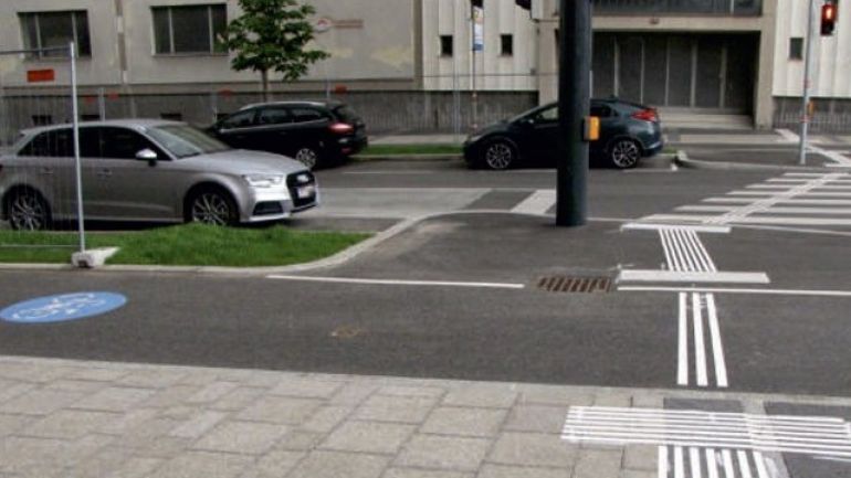 copyright: MA 46/Gabriele Steinbach Kreuzungsbereich Maria-Rekker-Gasse - Favoritenstraße: Breite Staßenkreuzung mit Haupt- und Nebenfahrbahn, Straßenbahnschienen, Zebrastreifen und Fußgängerampel