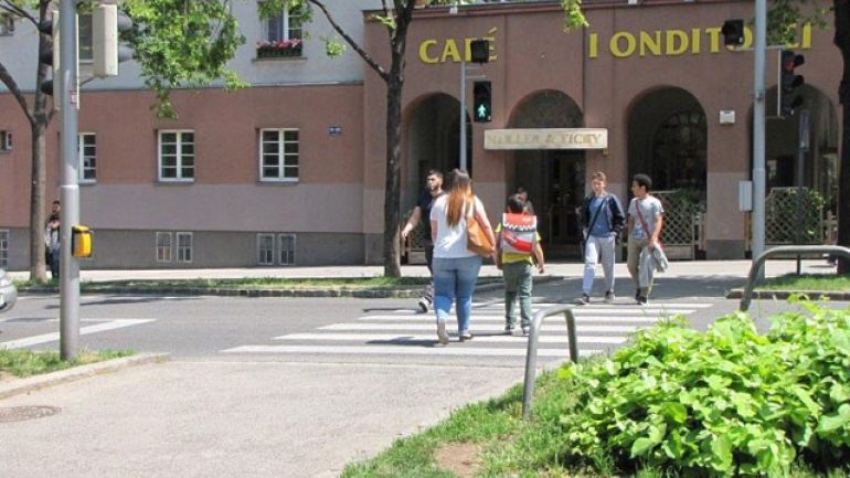 copyright: MA 46/Gabriele Steinbach Druckknopfampel vor der Schule