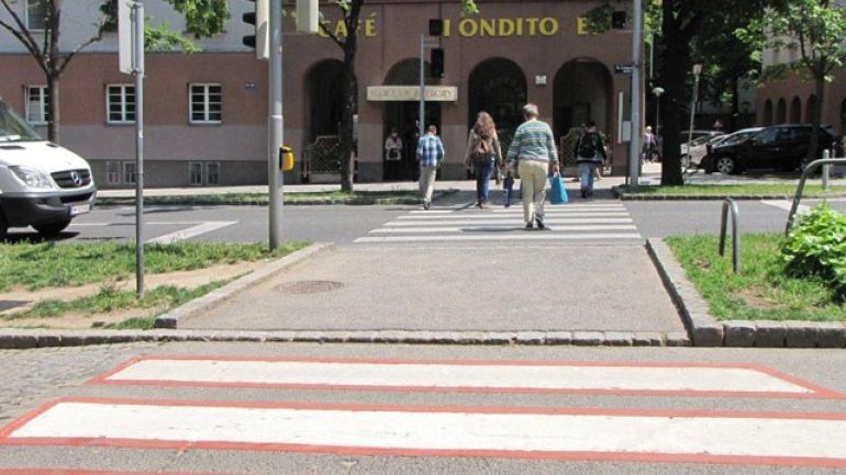 copyright: MA 46/Gabriele Steinbach Zebrastreifen vor der Schule