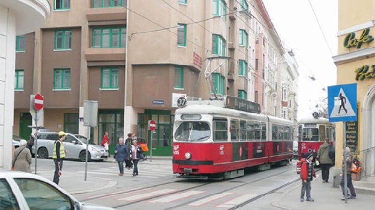 copyright: AUVA Kreuzungsbereich Döblinger Hauptstraße - Pokornygasse - Pyrkergasse: Kreuzungsbereich mit Straßenbahnschienen, Zebrastreifen und Schülerlotsen