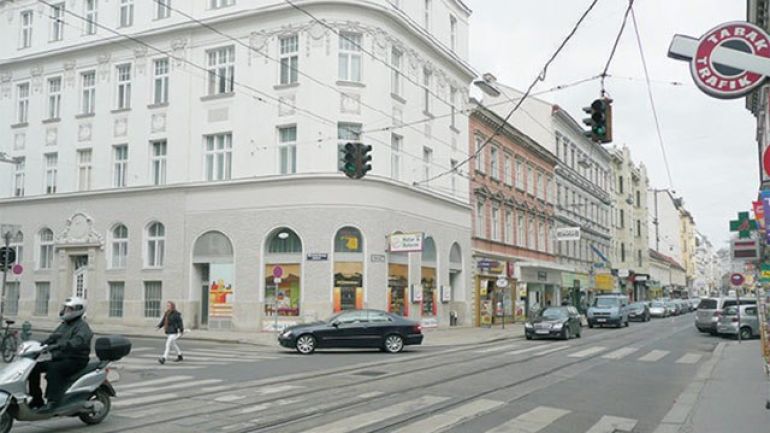 copyright: AUVA Kreuzungsbereich Döblinger Hauptstraße - Gatterburggasse: breite Kreuzung mit Straßenbahnschienen und Zebrastreifen