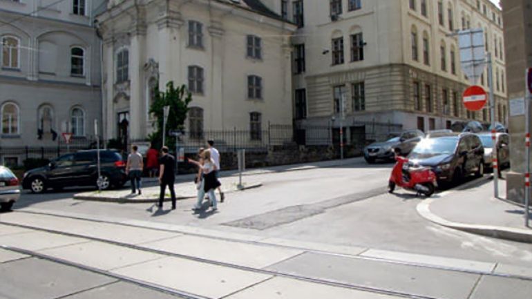 copyright: MA 46/Gabriele Steinbach Kreuzungsbereich Döblinger Hauptstraße - Hofzeile: Kreuzungsbereich mit Straßenbahnschienen und Verkehrsinsel in der Fahrbahnmitte