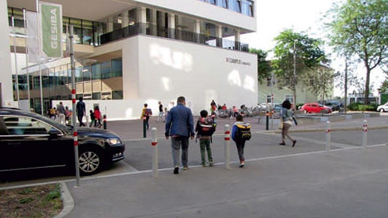 copyright: ©c.fuerthner/PID Donaufelder Straße vor dem Schulgelände