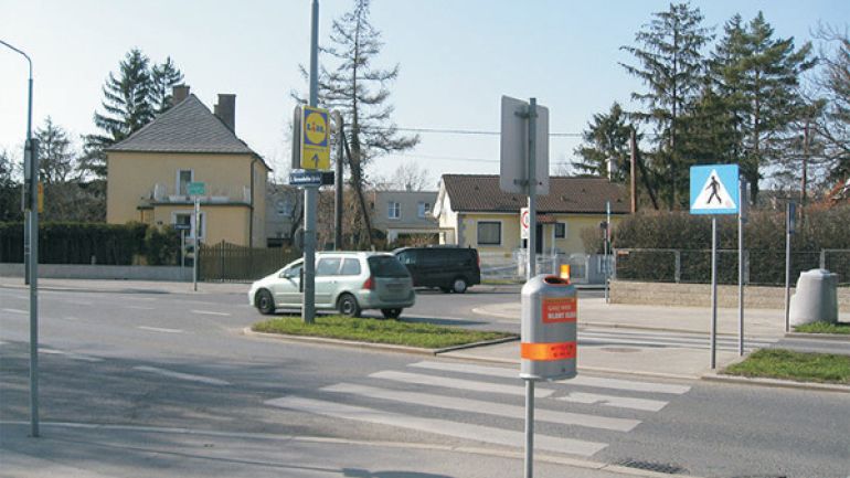 Kreuzungsbereich Gerasdorfer Straße - Rittingergasse: Kreuzung mit Fußgängerinsel und Zebrastreifen