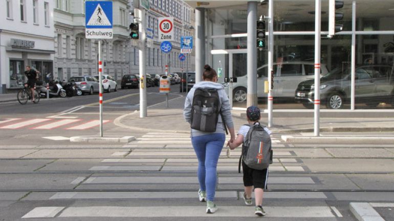 copyright: MA 46/Gabriele Steinbach Am Tabor, Frau und Kind am Zebrastreifen