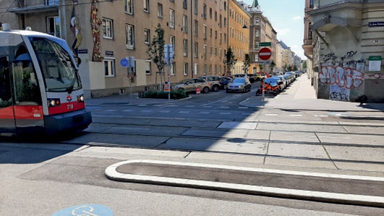 copyright: AUVA Am Tabor, Straßenbahn und Radweg