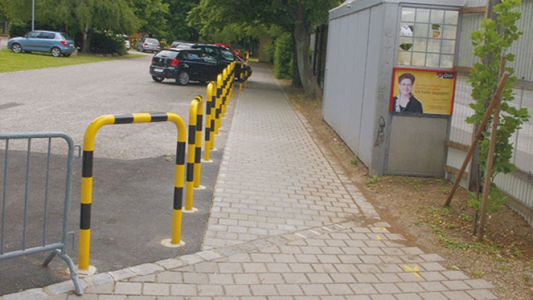 Schulparkplatz - Eingangstor Richtung Schule