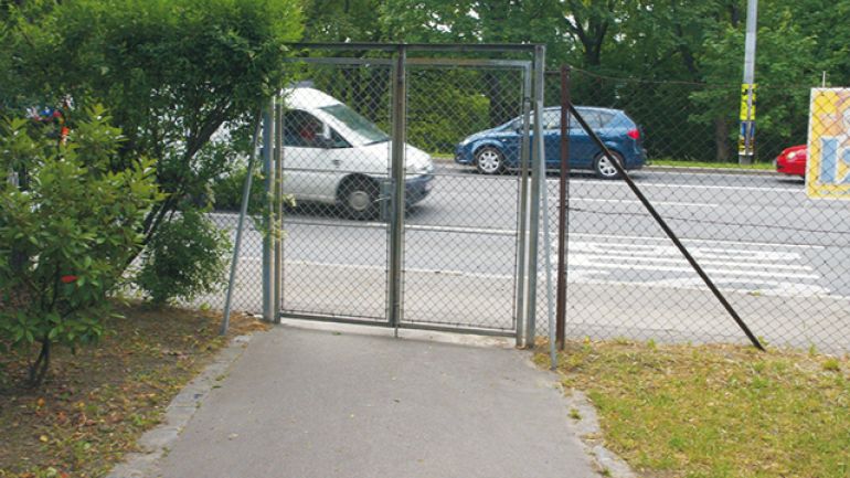 Nebenausgang zur Ludwig-von-Höhnel-Gasse