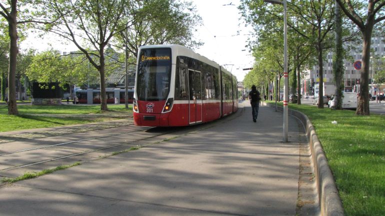 Straßenbahn neben Gehweg Europaplatz/Neubaugürtel
