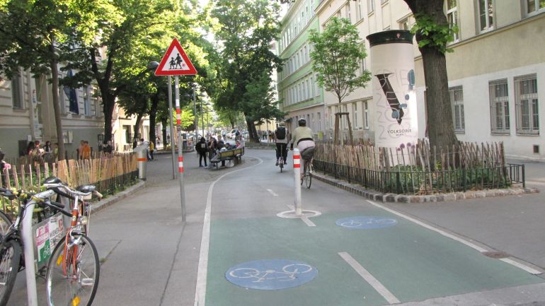 copyright: MA 46/Gabriele Steinbach Radweg vor der Schule Goldschlagstraße